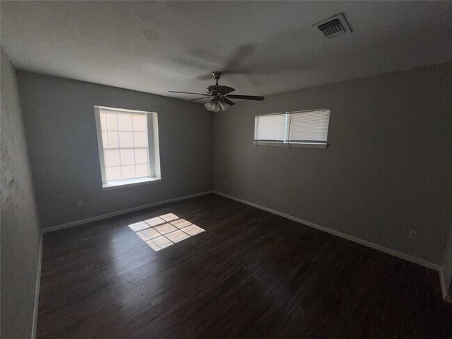 Building Photo - 201 Hartford Ln