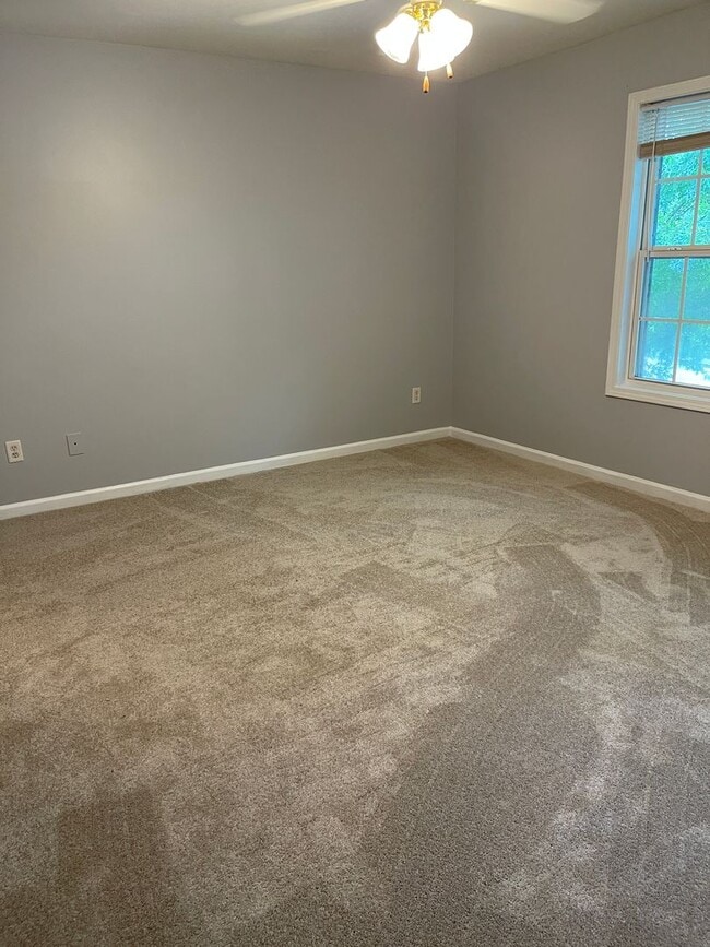 Building Photo - Spacious Townhouse