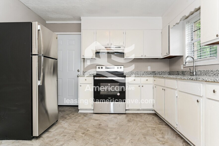 Building Photo - 411 Petunia Ave