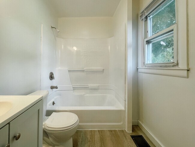 Building Photo - Coming Soon! Cozy 2 Bed / 1 Bath Home — Pet Friendly!