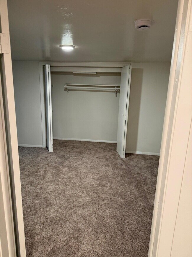 Building Photo - 2 Bed 1 Bath Unit Close to Main Street. All Utilities Included