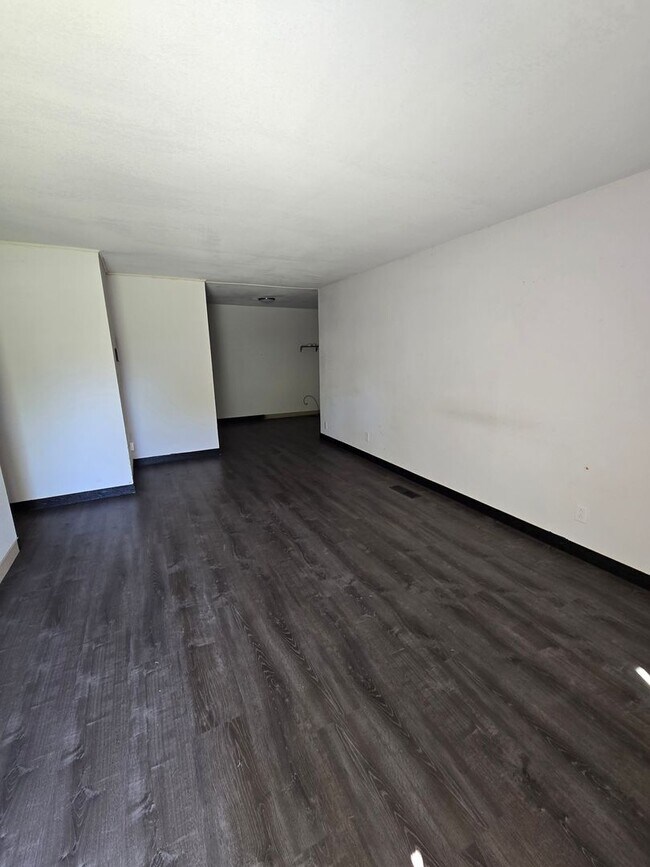 Building Photo - 3 bedroom 1 bath house