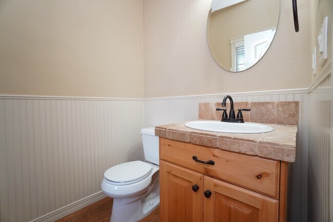 Building Photo - 2319 E Challis St