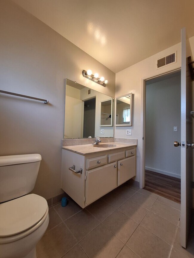 Building Photo - Spacious 4bd Tri-Level Home w/Central Heat...