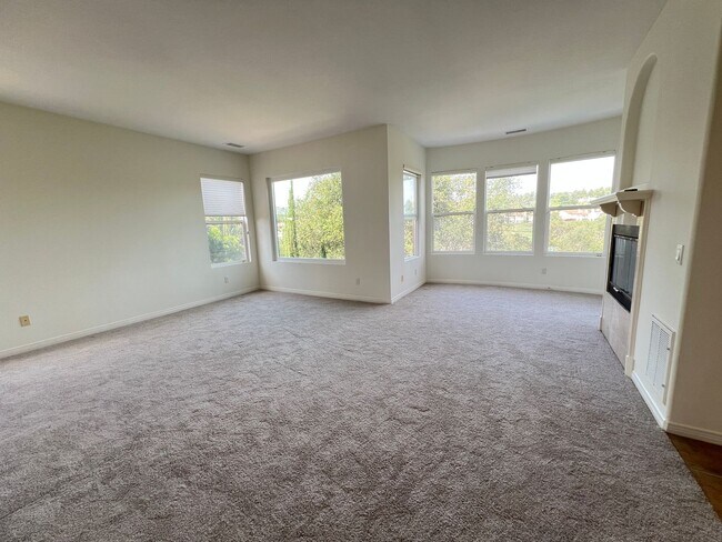 Building Photo - Luxury En Suite Living & Panoramic Views