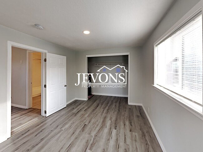 Building Photo - 3303 S Ainsworth Ave