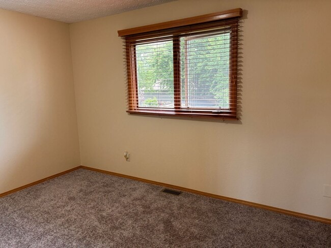 Building Photo - Updated 3 Bed / 2 Bath Turnagain Townhome!