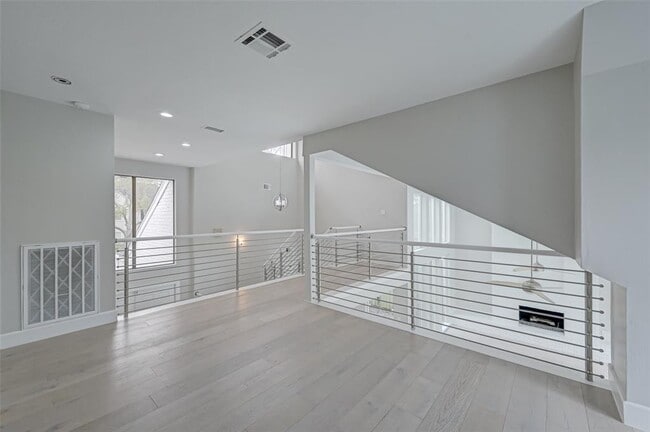Building Photo - 915 Daria Dr