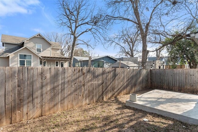 Building Photo - 1003 Fiesta St