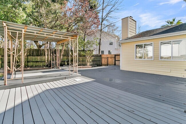 Building Photo - 121 Sully St