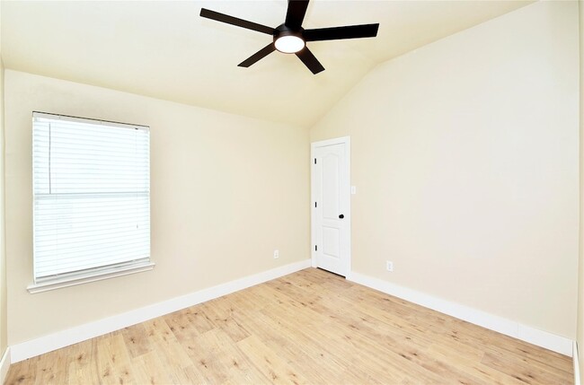 Building Photo - 7715 Butler Lakes Ct