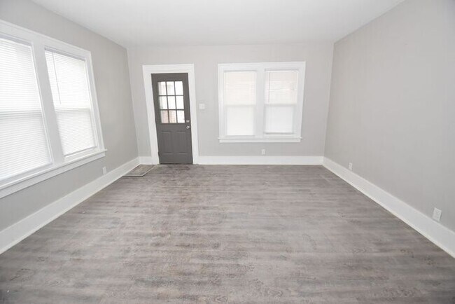 Building Photo - 2 bedroom Mishawaka Duplex