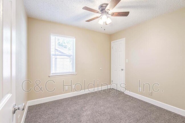 Building Photo - 644 Earthside Dr