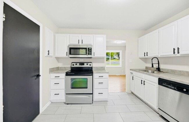 Building Photo - Stunning 3 bed 1 bath Ranch House