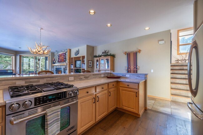 Building Photo - Attached garage! Beautiful views! Heart of...