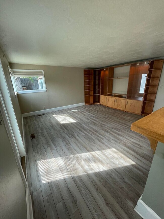 Building Photo - 4528 Whitney Cir