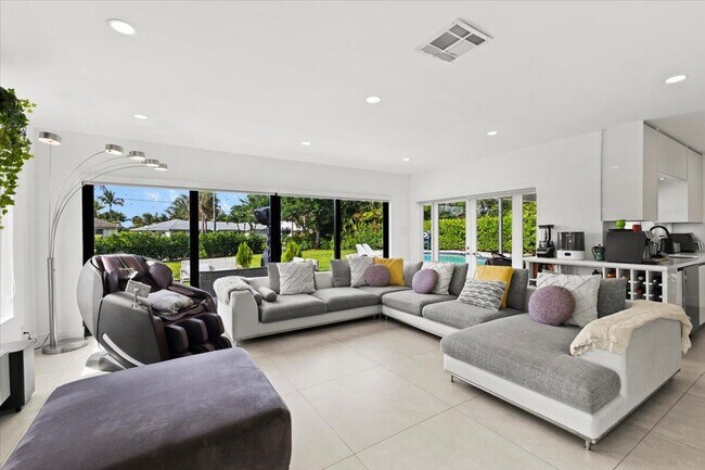 Building Photo - 1049 W Palmetto Park Rd