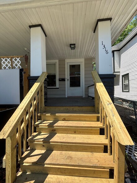 Building Photo - 1316 W 91st St
