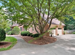 Building Photo - 9 Windsong Dr