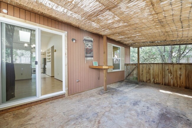 Building Photo - MOVE IN READY! Tumwater rambler 2 beds plus den 1.5 baths. No Pets.