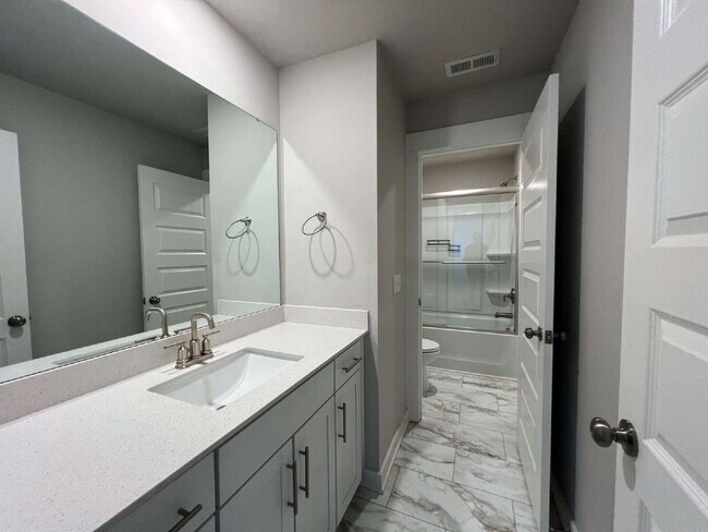 Building Photo - Luxury Living for Lease in Hendersonville!