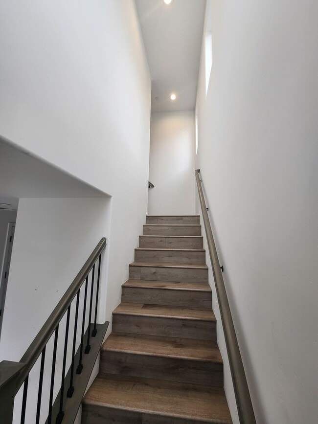 Building Photo - 3 bedroom 2.5 bath townhouse