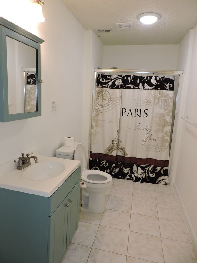 Building Photo - Convenient location!