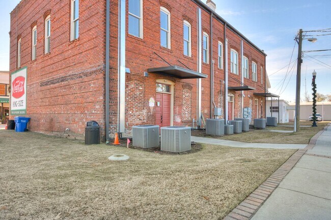 Building Photo - 164 N Louisville St