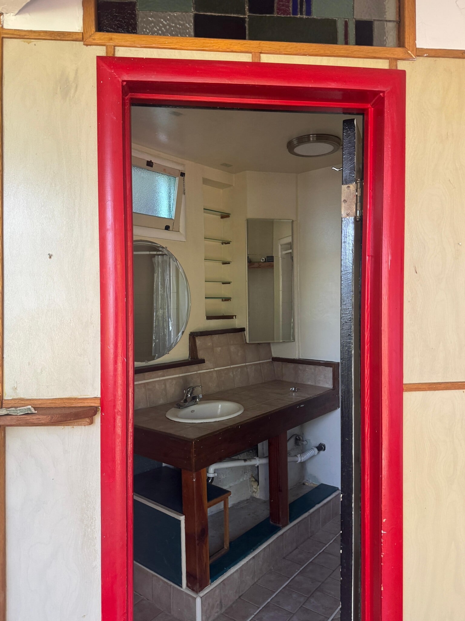 Nice, full bathroom with shower - 77 Miguel St