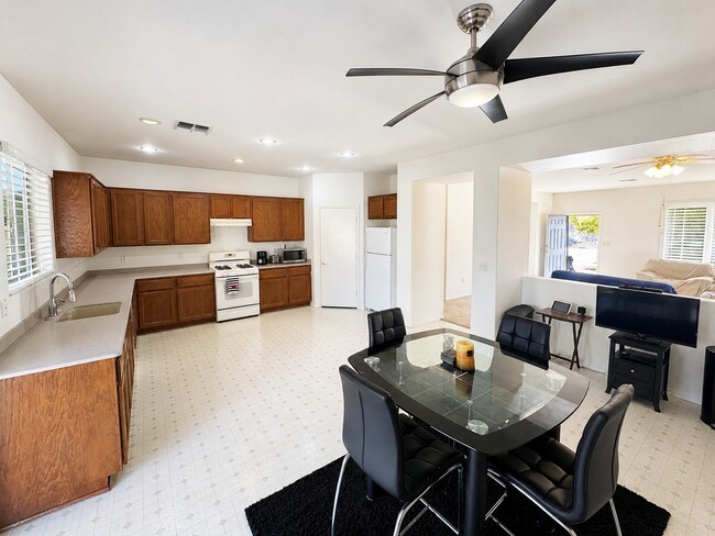 Building Photo - 1935 Valley Center Dr
