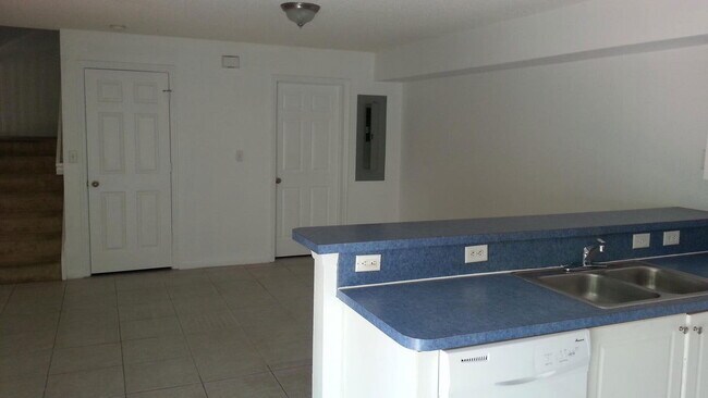 Building Photo - 2221 White Pine Cir