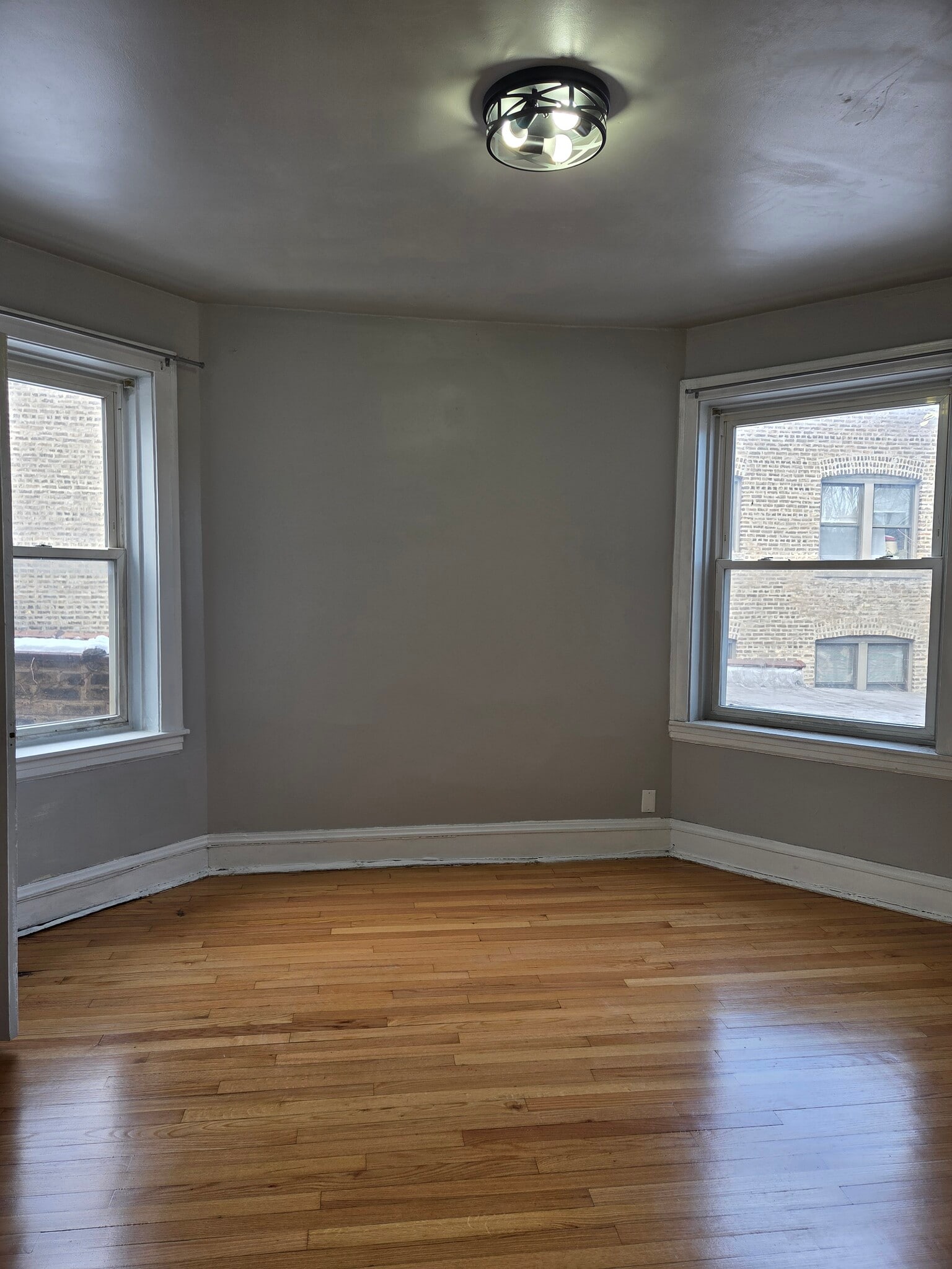 Building Photo - 6433 N Hamilton Ave