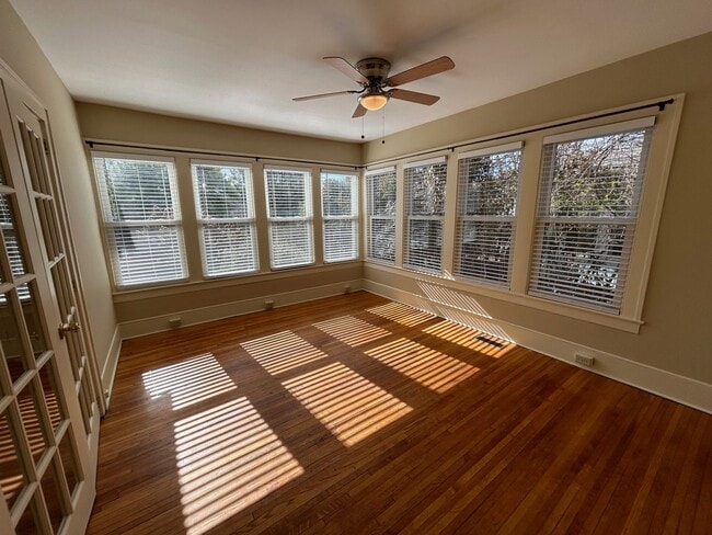 Building Photo - Central - Beautifully Restored and Updated Apartment