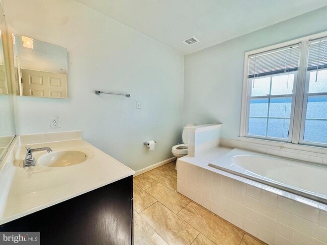 Building Photo - 28 Scotland Cir