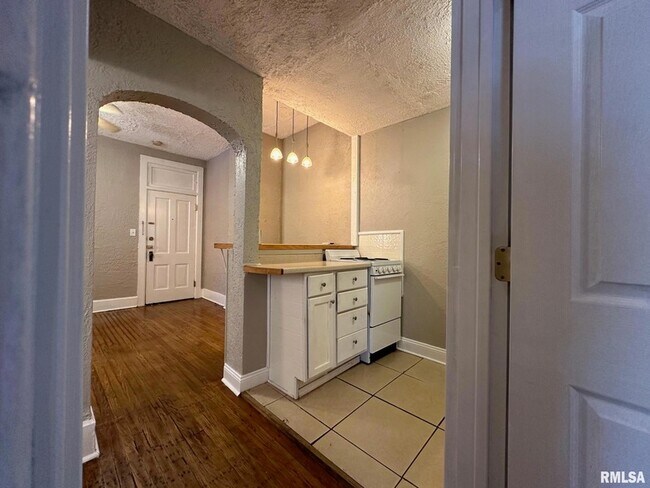 Building Photo - 333 S Douglas Ave