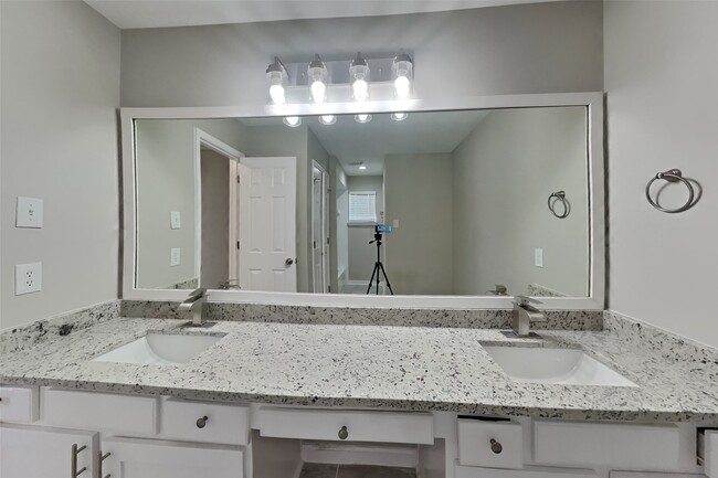 Building Photo - 14918 Laytham Ln