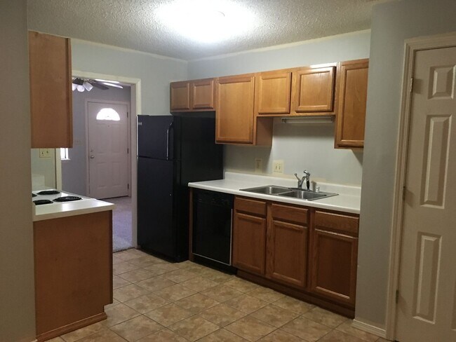 Building Photo - 3327 N Detroit Ave