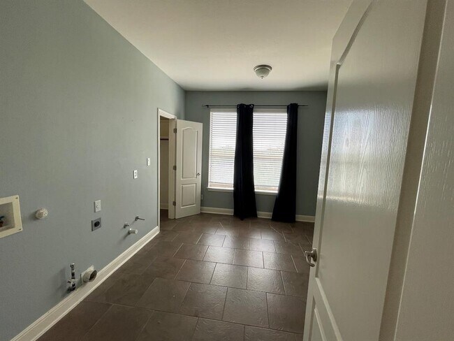 Building Photo - 3001 Lombardi Way