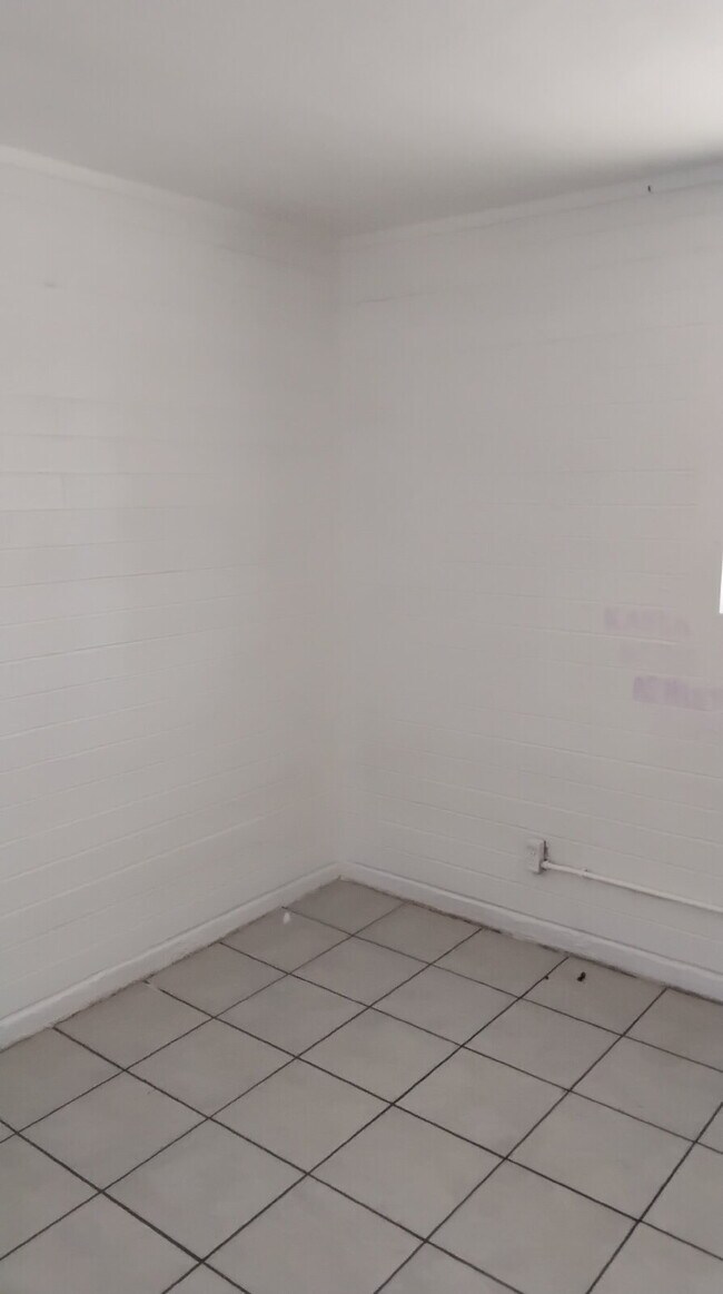 Building Photo - Spacious 1BR Single-Level Unit with Utilit...