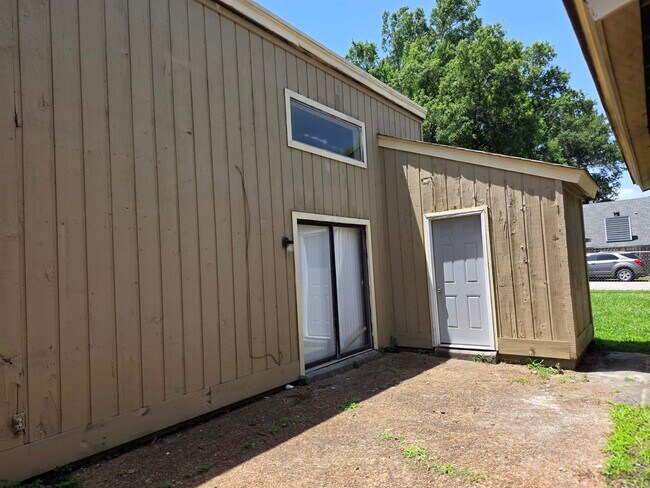 Building Photo - 6369 Golden Park Dr