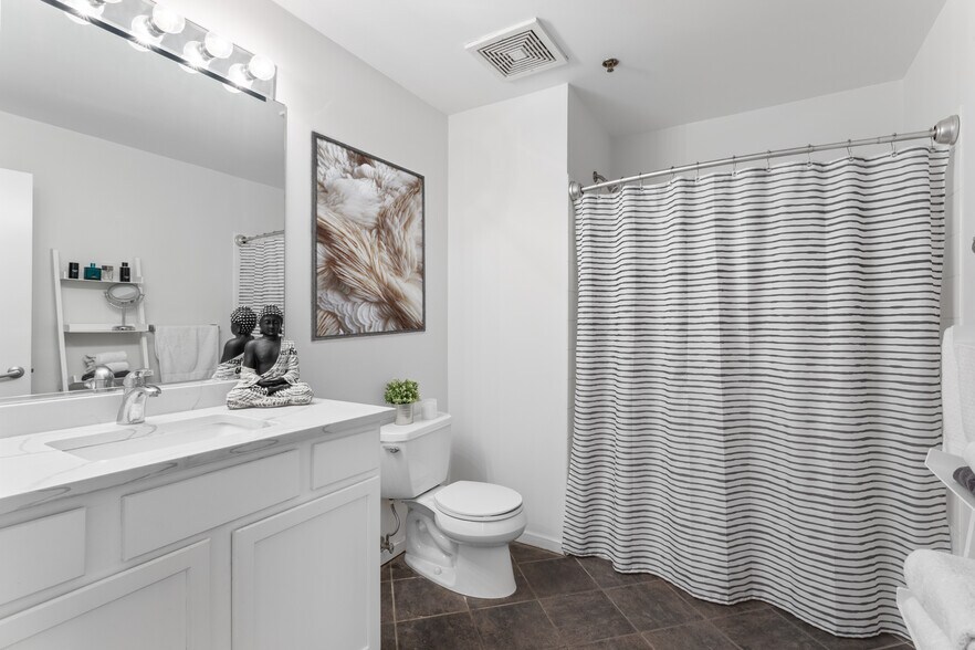 Bathroom - 933 W Van Buren St