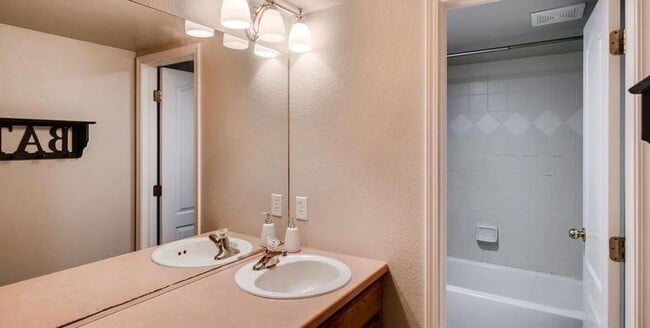 Building Photo - 6 month lease available! D20 5bdrm Home on...