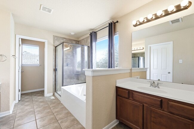 Building Photo - ***APPLICATION CURRENTLY UNDER REVIEW***Spacious Cul-de-sac home located close to Seaworld, Lackl...