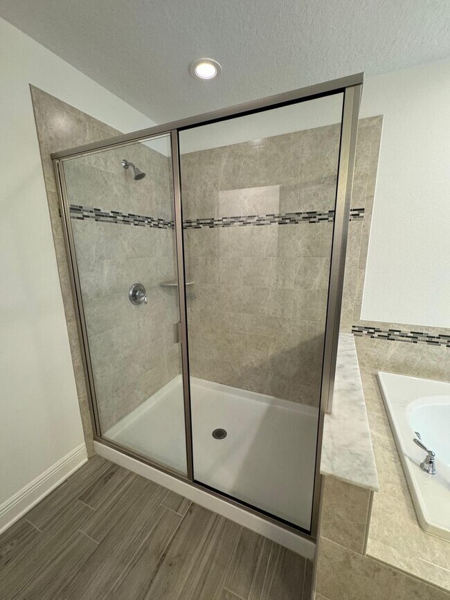 Building Photo - Spacious 5-Bedroom Riverview Home