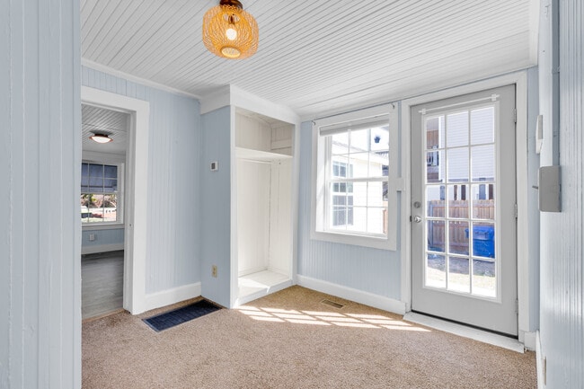 Building Photo - 2107 Bay St