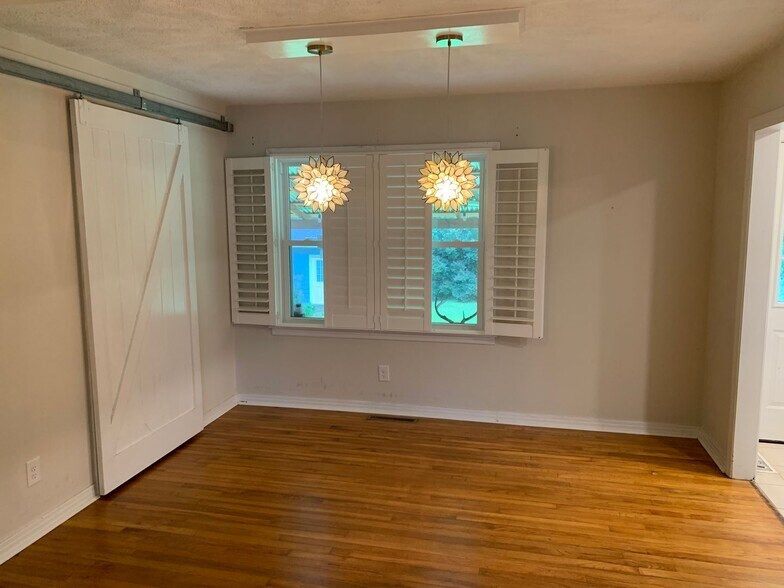 Building Photo - Super Cute One Level Home Across from New ...
