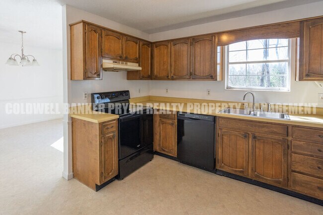 Building Photo - 598 Highland Dr