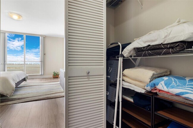 Building Photo - 848 Brickell Key Dr