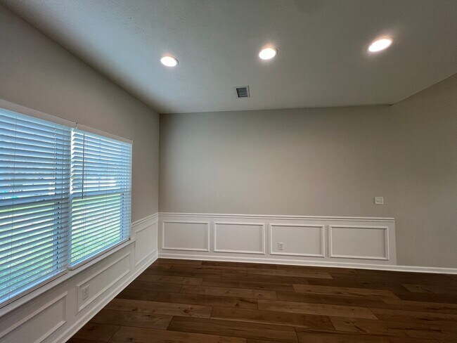 Building Photo - Available Immediately! Gorgeous 4 Bedroom 3 Bath in Creeksbend Subdivision