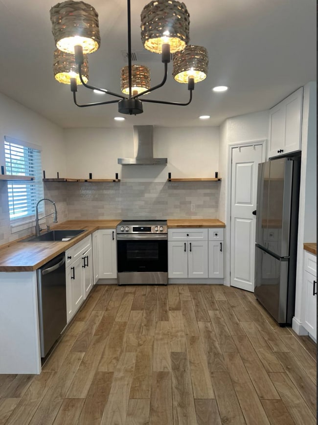 Building Photo - 4390 Maple St NE